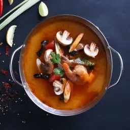 شوربة توم يام بالجمبري
